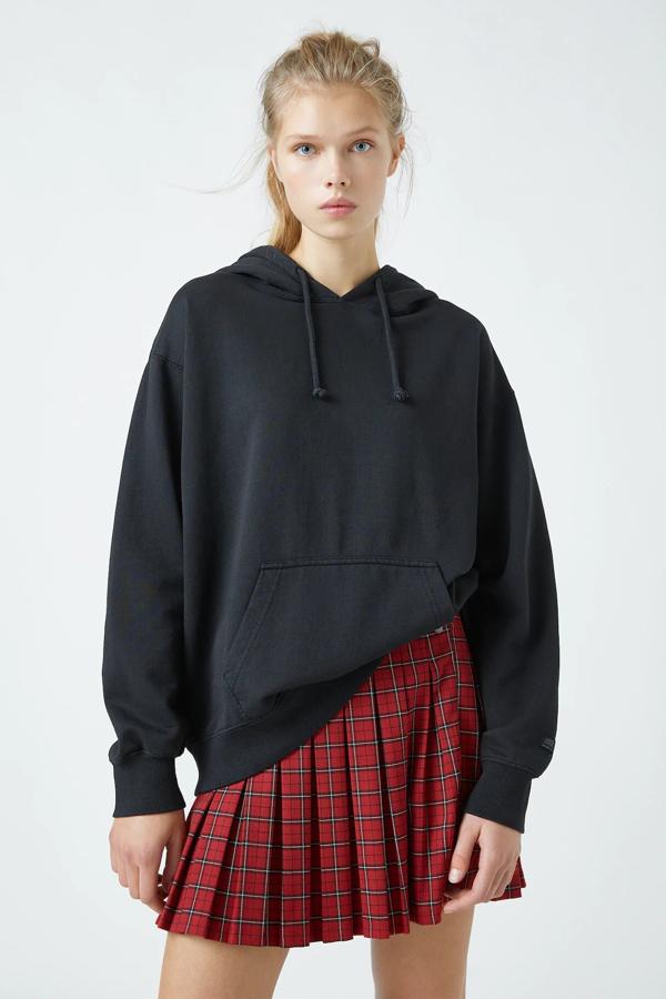 Pull & Bear nos propone esta falda mini plisada con cuadros rojos y cierre mediante cremallera. Tiene un precio de 19,99 euros.