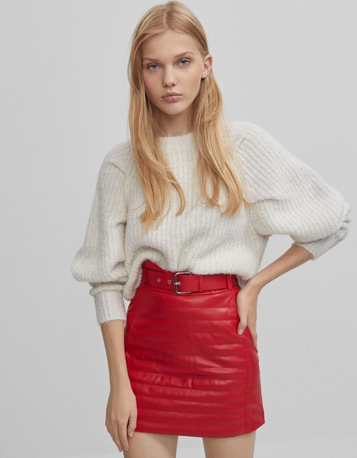 De efecto piel en color rojo y en tejido acolchado, esta minifalda de Bershka con cinturón del mismo color tiene un precio de 22,99 euros.