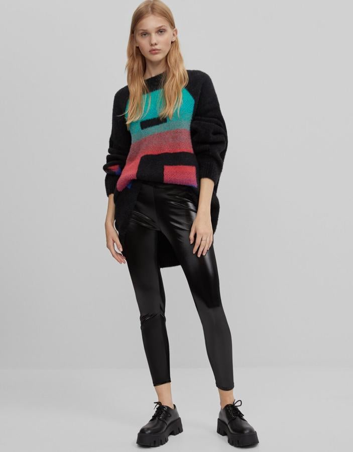 En color negro, estos leggings tobilleros de vinilo con cintura elástica tienen un precio de 12,99 euros.