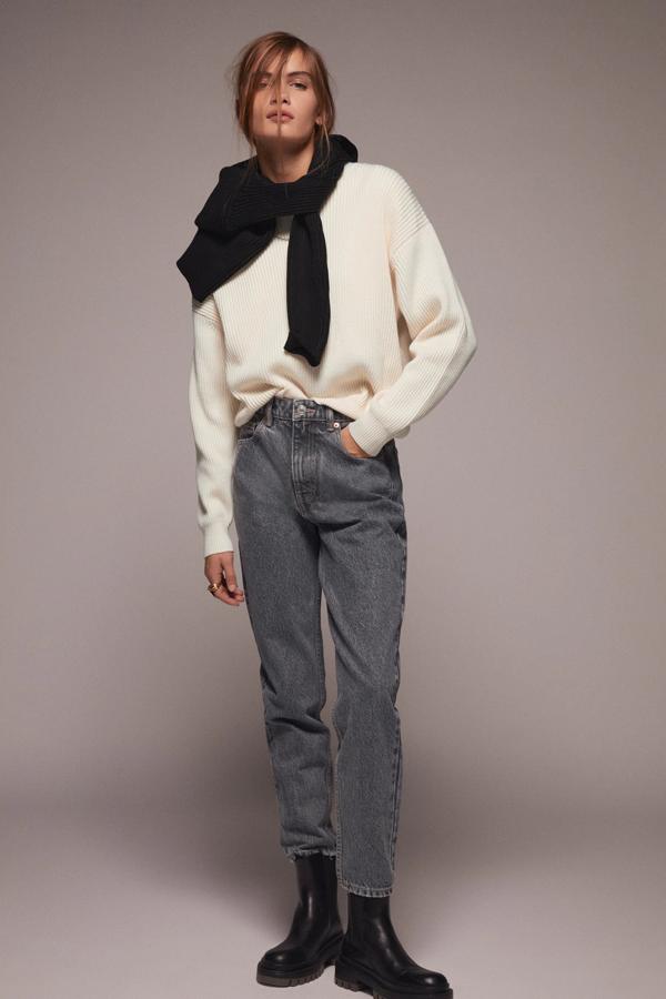 En color gris y efecto lavado, estos jeans mon fit de tiro alto con cinco bolsillos están confeccionados con algodón 100% orgánico. Son de Zara y tienen un precio de 25,95 euros.