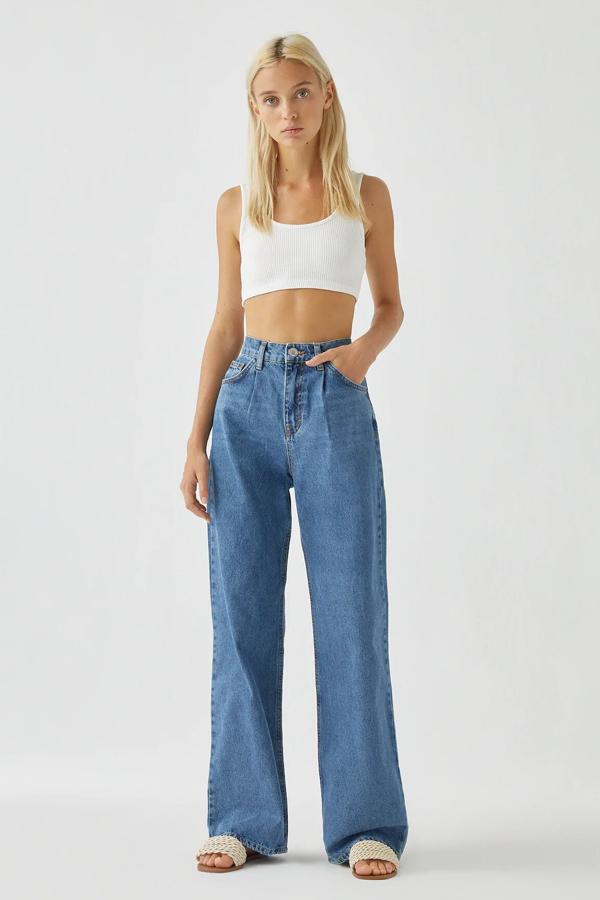 De corte recto y tiro alto, estos pantalones vaqueros con detalle de pinzas en la parte delantera cuentan con trabillas en la cintura y tienen un precio de 29,99 euros. Son de Pull & Bear.