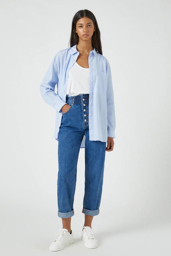 Estos jeans slouchy en color azul con detalle de goma en la cintura y cierre de botones están confeccionados en 100% algodón. Son de Pull & Bear y tienen un precio de 25,99 euros.