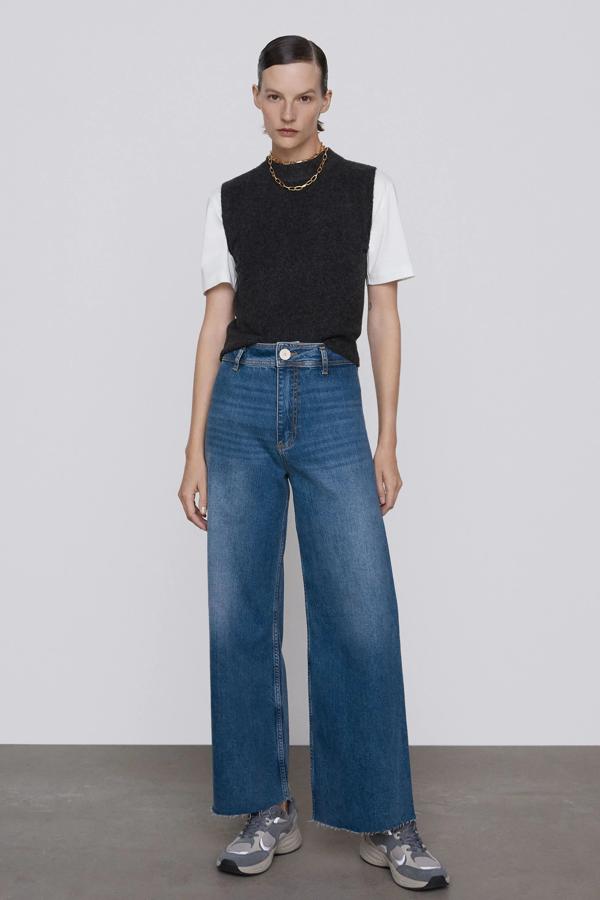 Estos pantalones vaqueros de tiro alto en azul marino cuentan con bolsillos de plastrón traseros y bajo acabado sin costura. Son de Zara y tienen un precio de 29,95 euros.