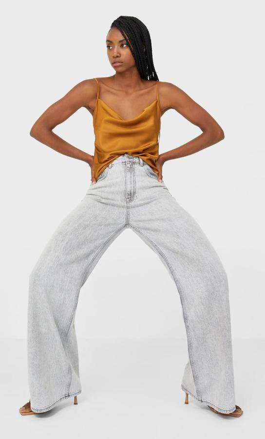 En color gris claro, estos pantalones vaqueros super wide leg cuentan con tiro alto y cinco bolsillos. Son de Stradivarius y tienen un precio de 29,99 euros.