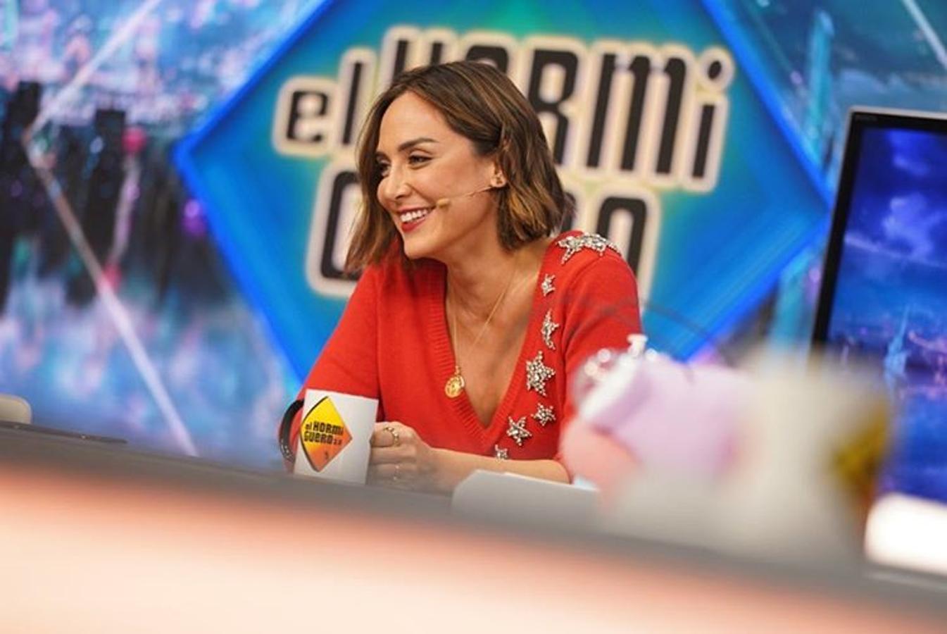 Tamara Falcó acudió a 'El Hormiguero' con un maravilloso jersey de punto rojo con detalles de estrellas joya bordados. Revolucionó Instagram en busca de la marca, y la red social hizo 'su magia': se trataba de un modelo de Bash que la colaboradora llevó al revés (el diseño original lleva el escote joya a la espalda).