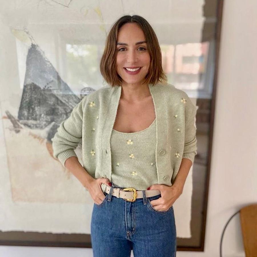 En este caso, Tamara Falcó combinó unos vaqueros clásicos con uno de los 'twin set' triunfadores de la temporada: este en color menta con pequeñas flores bordadas, de Mango.
