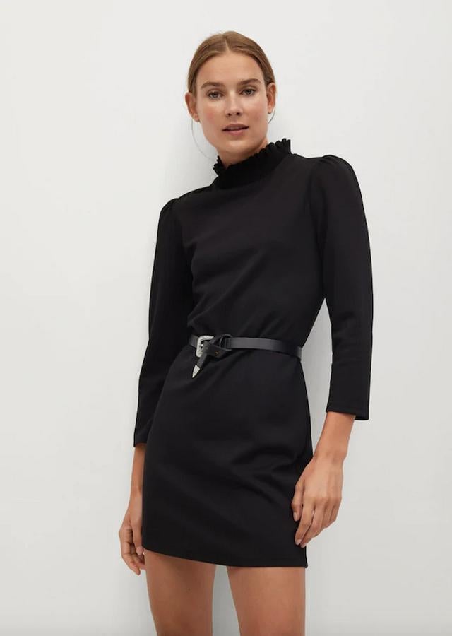 Con detalle de cuello elástico con volantes, este vestido recto de Mango está rebajado y de 19,99 euros ha pasado a 9,99 euros. Está disponible entre las tallas XS y XL.