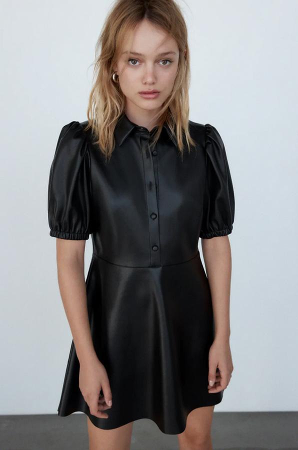 En efecto piel, con cuello solapa y manga corta abullonada acabada en elástico y bajo acabado en evasé, este vestido de Zara cuesta 29,95 euros y está disponible entre las tallas XS y XL.