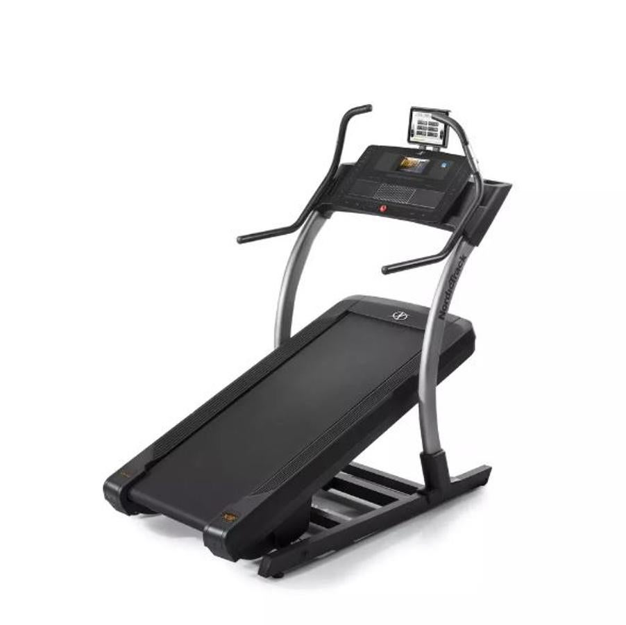 Y si lo que quieres es montar un auténtico gimnasio casi profesional en casa, la cinta para correr X9i está equipada con una consola para tener todos los datos y los mandos al alcance de la mano, pudiendo elegir tu programa de entrenamiento predeterminado de entre los 44 previstos para optimizar tus sesiones de preparación física, modificar la inclinación de la cinta y la velocidad. Su precio ya está rebajado, eso sí, de 2.009 a 1.509 euros...
