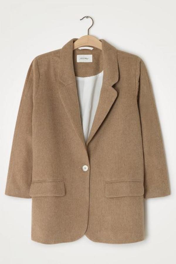 Un color que combina a la perfección con todo y que tiene un tejido de lo más calentito. Nos encanta este modelo con un botón de American Vintage (195 euros).