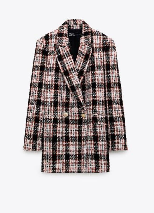 Zara tiene a la venta un sinfín de modelos de blazers, sin embargo, esta larga tipo tweed de cuadros nos ha parecido de lo más original (49,95 euros).
