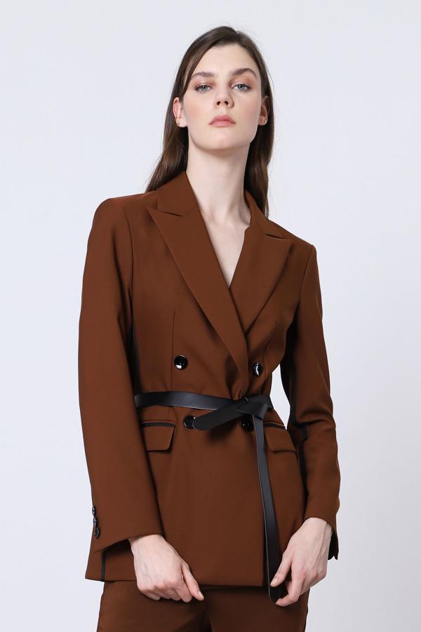 De nuestra lista de blazers favoritas, probablemente esta de Imperial Fashion (195 euros) sea la que más estiliza. Y todo gracias a que lleva un cinturón de piel sintética incorporado que define la figura y ajusta la prenda a la cintura.