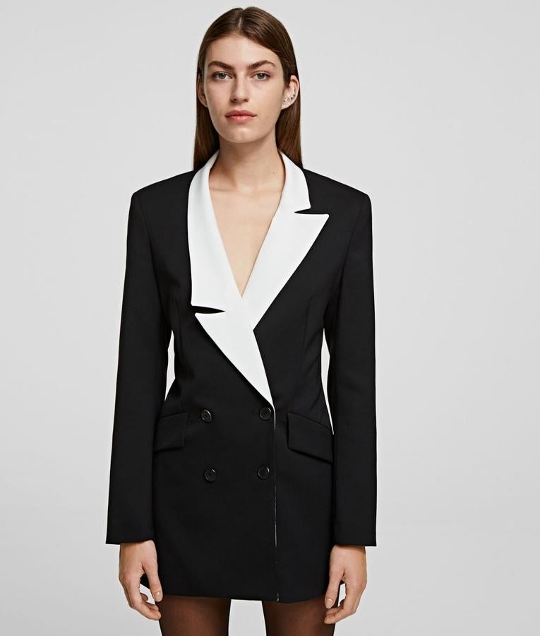 Si lo que quieres es arrasar y acaparar miradas, esta es tu americana. Se trata de un diseño largo en color negro de la firma Karl Lagerfeld que lleva unas solapas a contraste en color blanco. Cuesta 495 euros y puedes usarla como vestido con medias y taconazo o abierta a modo de chaqueta con jeans y sneakers blancas. ¡Lo más!