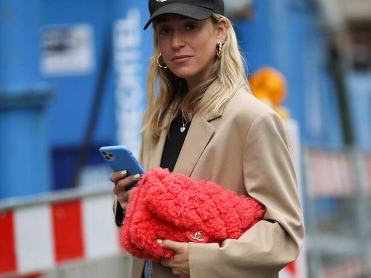 Fotos: Un bolso de peluche es el accesorio más original que tu look necesita para animar esta temporada