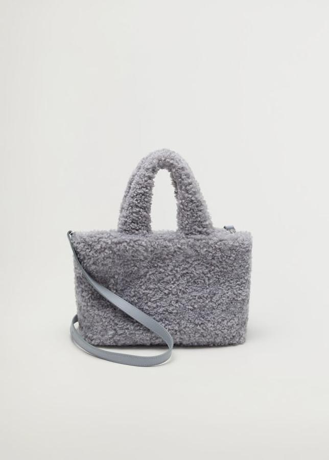 Bolso de pelo rizado con asa larga de piel, de Mango (39,99 €).
