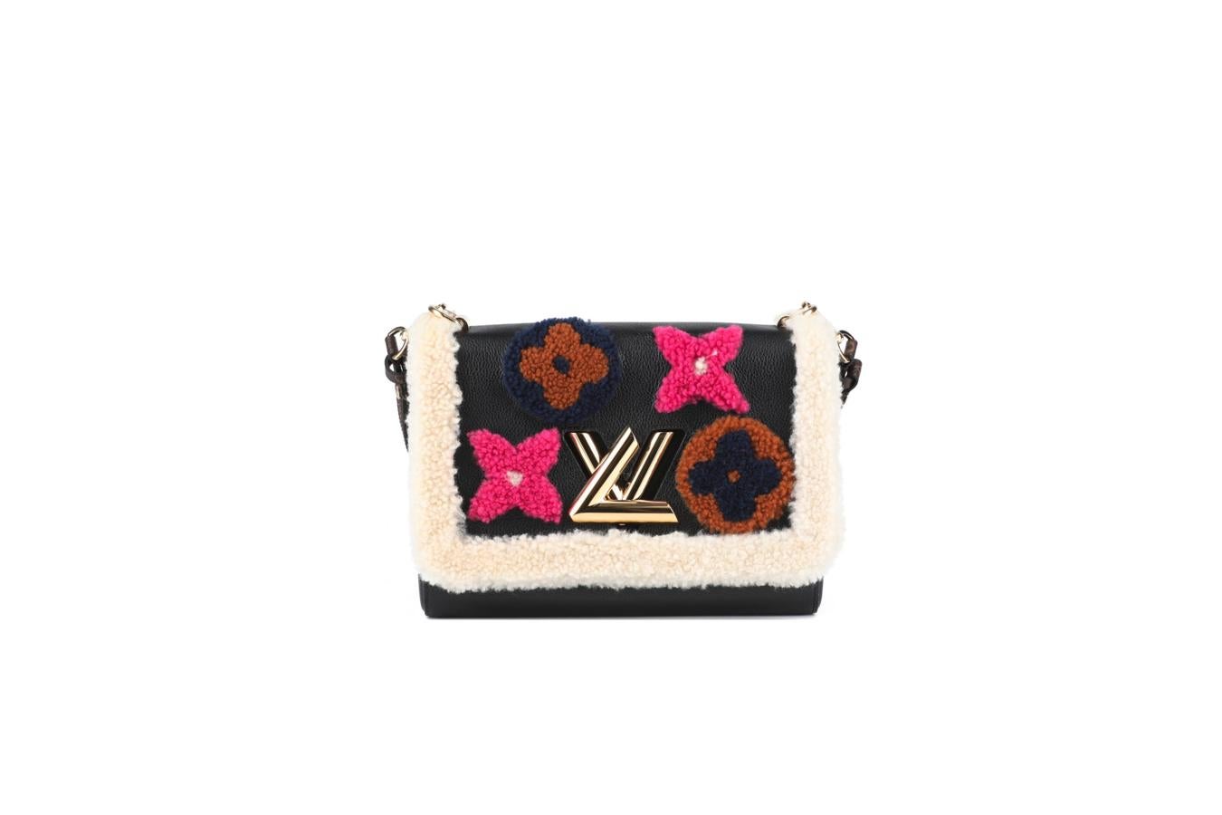 Bolso Twist de cuero con cierre netálico y parches de piel de borrego, de Louis Vuitton.