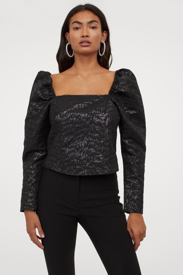 Top de escote cuadrado, en tejido de jacquard, con mangas en volumen, de la colección de fiesta de H&M (19,99 euros).