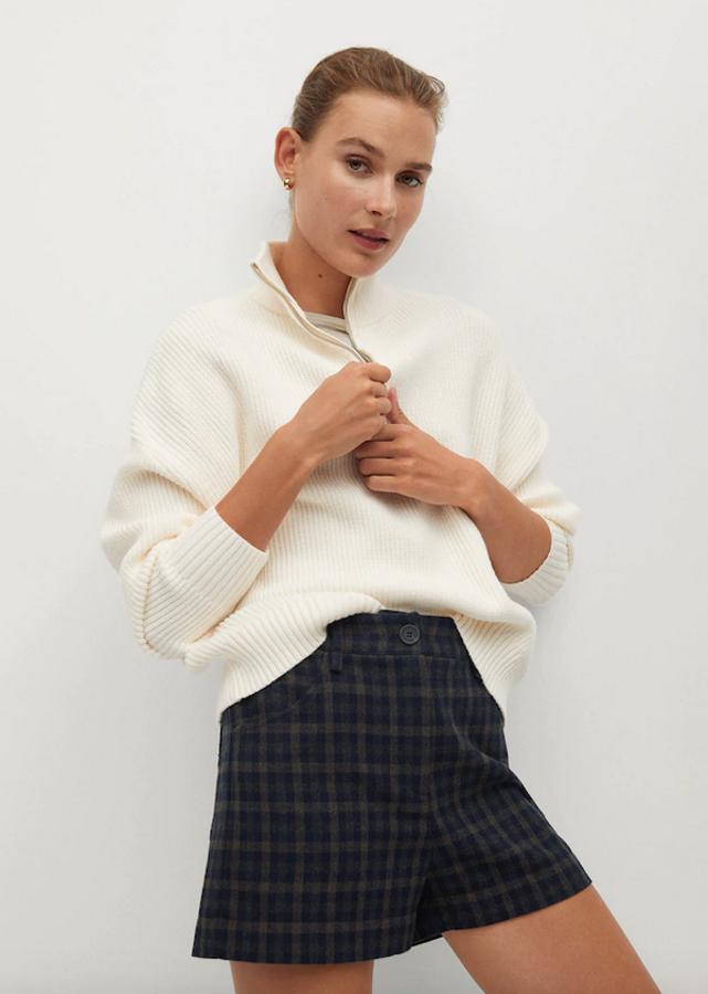 De venta exclusiva en la web de Mango, estos shorts con estampado escocés en tonos marrones y azules tienen el tiro alto, bolsillos laterales y forro interior. Cuestan 39,99 euros.