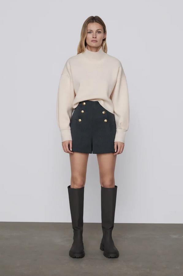 Estas bermudas de Zara en color gris vienen con aplicación de botones metálicos en el frontal y bolsillos laterales. De tiro alto, cuestan 29,95 euros y están disponibles entre las tallas XS y XXL.
