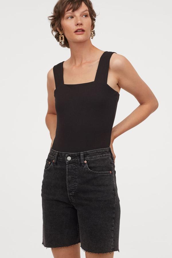 En denim elástico lavado, estas bermudas negras desgastadas de H&M con corte holgado con talle alto y bajos recortados sin rematar tienen un precio de 19,99 euros y están disponibles entre las tallas 36 y 44.