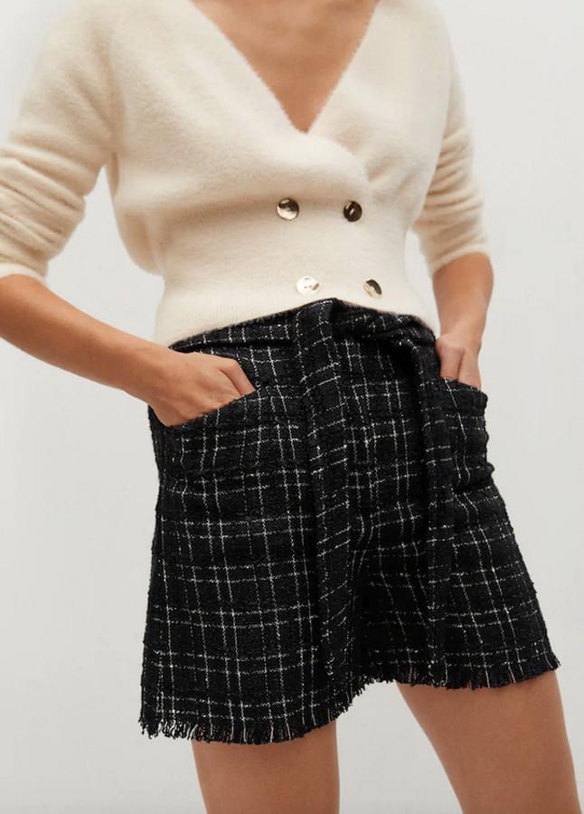 Confeccionado en tweed con diseño de cuadros blancos sobre fondo negro, estos shorts de Mango de tiro alto vienen con cinturón ajustable a tono y terminaciones deshilachadas. Cuesta 29,99 euros y está disponible entre las tallas XS y XL.