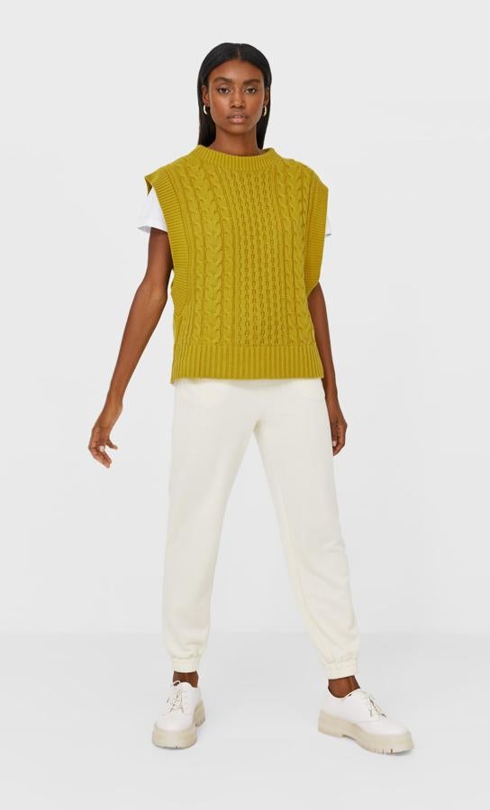 Diseño oversize para este chaleco de Stradivarius con cuello redondo, manga sisa y detalles trenzados en color pistacho. Cuesta 25,99 euros y está disponible en las tallas S, M y L.