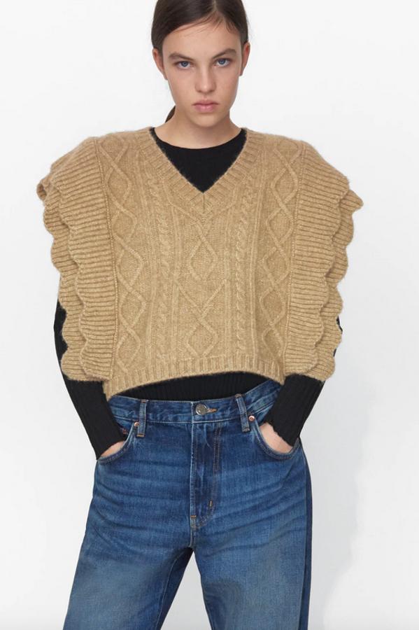 Con escote de pico y mangas acabadas en volantes, este chaleco de punto de Zara con diseño de ochos en color tostado cuesta 29,95 euros y está disponible en las tallas M y L.