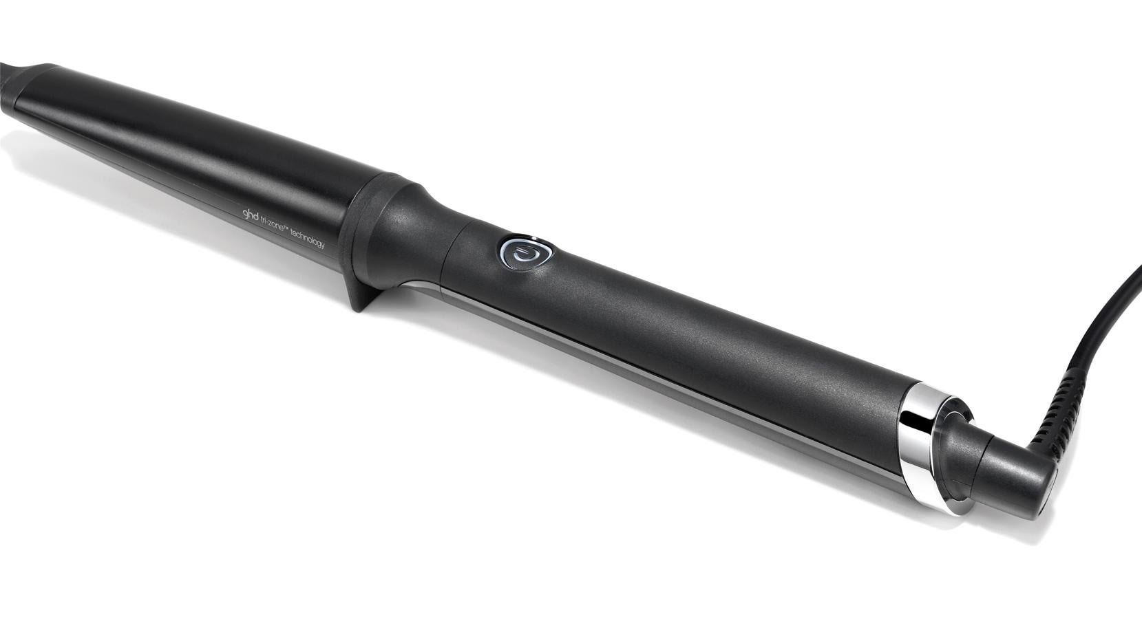 El rizador de GHD creative curl es un innovador rizador cónico con un barril de 28mm de diámetro circular en la base y 23mm de diámetro ovalado en la punta para crear unos rizos naturales y grandes ondas, para un precioso efecto playero, o un voluminoso y glamuroso peinado. Cuesta 179 euros y del 20 al 30 de noviembre tendrán descuentos de un 20%.