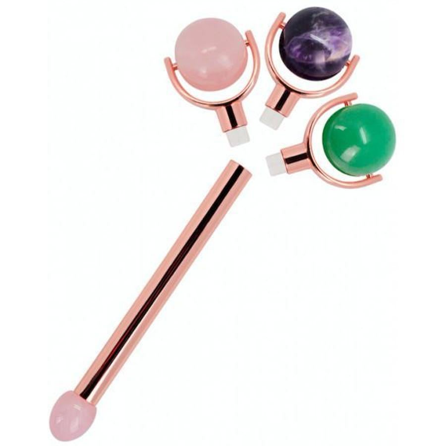 El It´s Magical Skin Roller Piedras Intercambiables de You Are The Princess es un rodillo facial, que combinado con los beneficios y propiedades de la piedra preciosa, te ayudará a devolver un brillo radiante y juvenil a todos los tipos de piel así como atenuar las arrugas y suavizar los signos de expresión del rostro. Cuesta 25,95 euros, pero la marca tendrá en el Black Friday descuentos de en torno al 20% en una amplia selección de artículos de nueva colección.