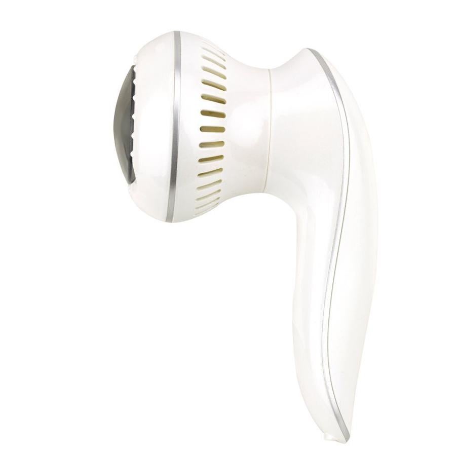 La lima eléctrica Feet & Roll Express de Beter incorpora un sistema de aspiración que recoge los residuos mientras se utiliza. Además, incluye tres cabezales rotatorios de cuarzo de grano fino, medio y grueso y es perfecta para hacerte una pedicura express en casa. Cuesta 39,95 euros y es otra de nuestras propuestas beauty en las que inveritr este Black Friday.