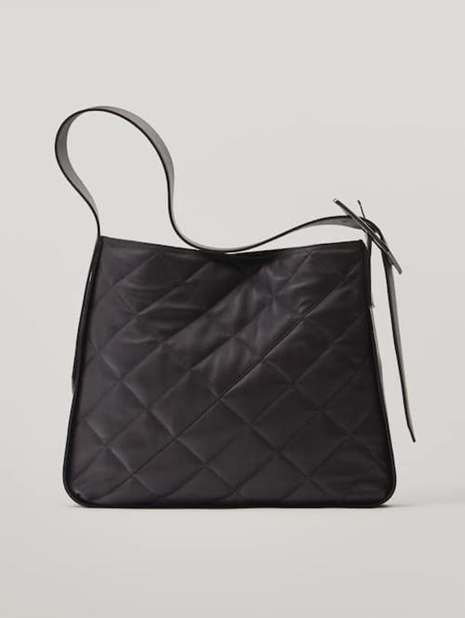 Con asa de hombro y diseño acolchado, este bolso de hombro confeccionado en piel ovina y bovina con cierre de imán oculto y correa ajustable está disponible en color burdeos y negro. Pertenece a la colección edición limitada de la firma y tiene un precio de 149 euros.