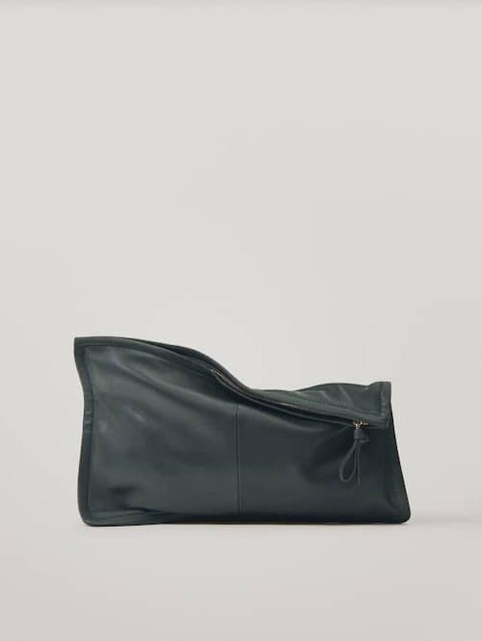 Con cierre mediante cremallera y disponible en burdeos, negro y verde, este pochette confeccionado en piel ovina viene con forro interior y cuesta 39,95 euros.