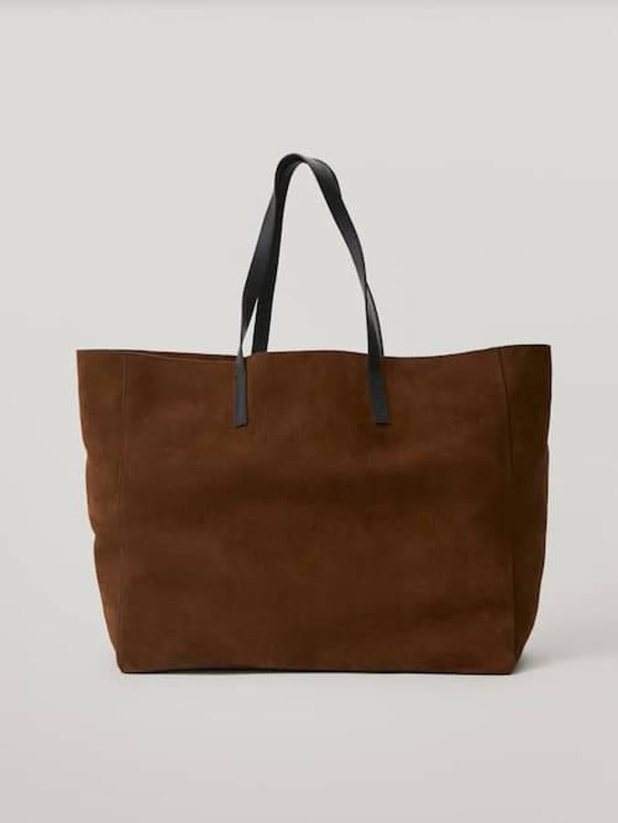 En azul grisáceo o marrón, este bolso shopper pertenece a la colección sostenible de la firma y está confeccionado en piel curtida utilizando prácticas sostenibles. Con asas de hombro a contraste, cuesta 99,95 euros.