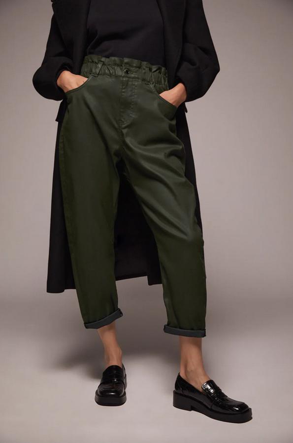 Diseño baggy paperbag para este pantalón que podemos comprar en negro o en caqui y viene con tiro alto, cintura elástica y bolsillos delanteros. De 25,95 euros ha pasado a costar 15,99 euros y está disponible entre las tallas 32 y 44, aunque en caqui se han acabado las tallas 38 y 42.