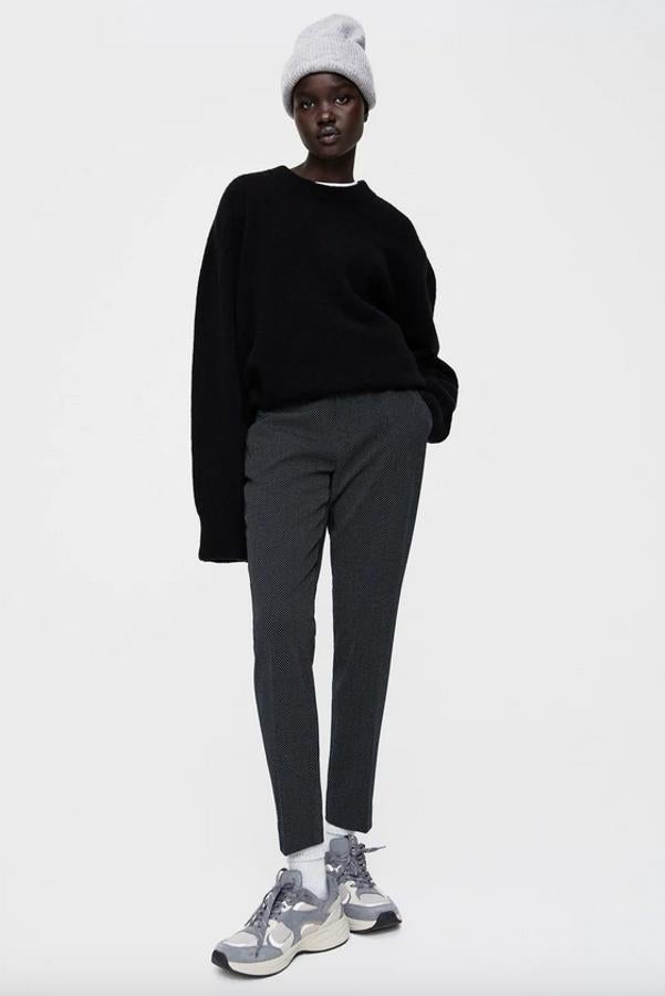 De tiro medio, con bolsillos delanteros y falsos bolsillos de doble vivo en la espalda, este pantalón en color marino con estampado de topos en blanco ha pasado de 19,95 euros a 9,99 euros y podemos encontrarlo entre las tallas 34 y 44.