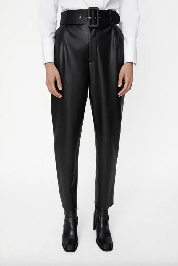 Con cinturón a tono y bolsillos delanteros, este pantalón negro en efecto piel es de tiro alto y de 29,95 euros ha pasado a costar 15,99 euros. Está disponible en las tallas XS, S y M.