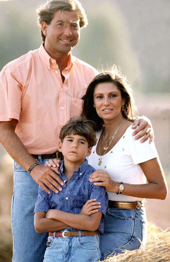 En los 80 no había tendencia más internacional que el denim alto. Carmina lo llevaba a todas horas, para la foto familiar con su marido Julián Contreras y su hijo, con una camiseta blanca. ¿Se escucha por el fondo it girl?