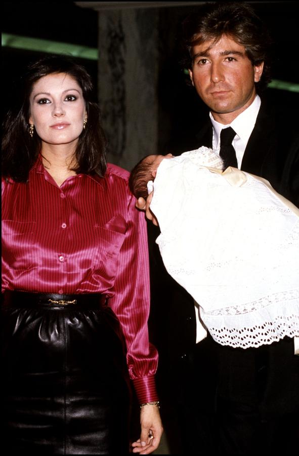 Incluso para anunciar el nacimiento de su hijo Julian Contreras Ordóñez, Carmina llevo un loozako: falda de cuero y camisa satinada en tono fresa.