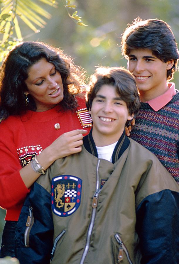 Tampoco se escapaban de su armario las sudaderas (ejem, ejem: con ellas convivimos mucho últimamente) con abalorios para los días relajados en el campo.