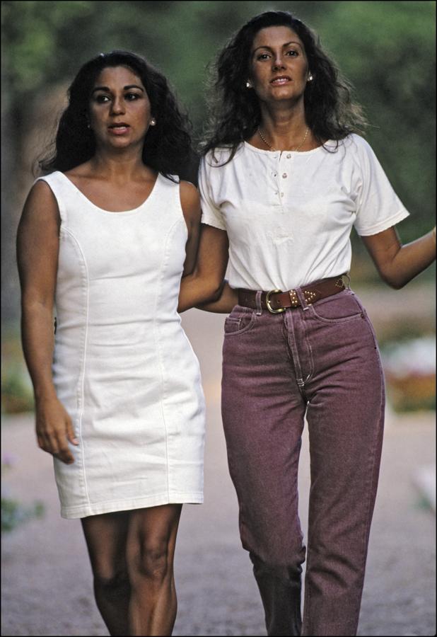 Esta es sin duda una de la fotografías que más nos gustan de Carmina: jeanz alilados, camiseta blanca y Lolita de su brazo. ¡Fantasía!