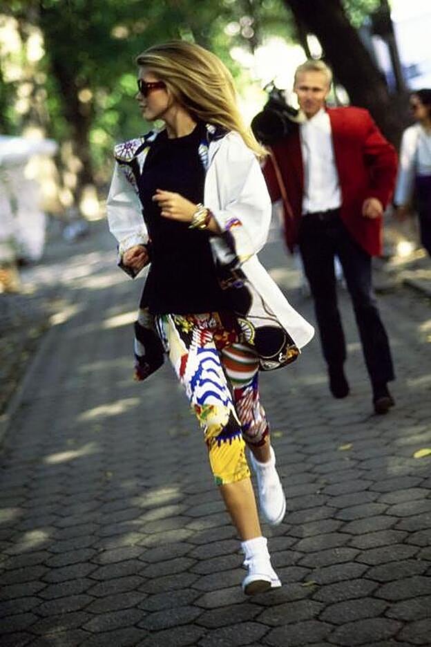 Claudia Schiffer en 1990 con leggings, sí, pero de Gucci.