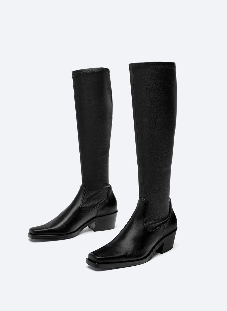 Presume de piernas bonitas y alárgalas con estas botas de tacón cómodo y caña elástica que se adaptan a todas las figuras. (159 euros).