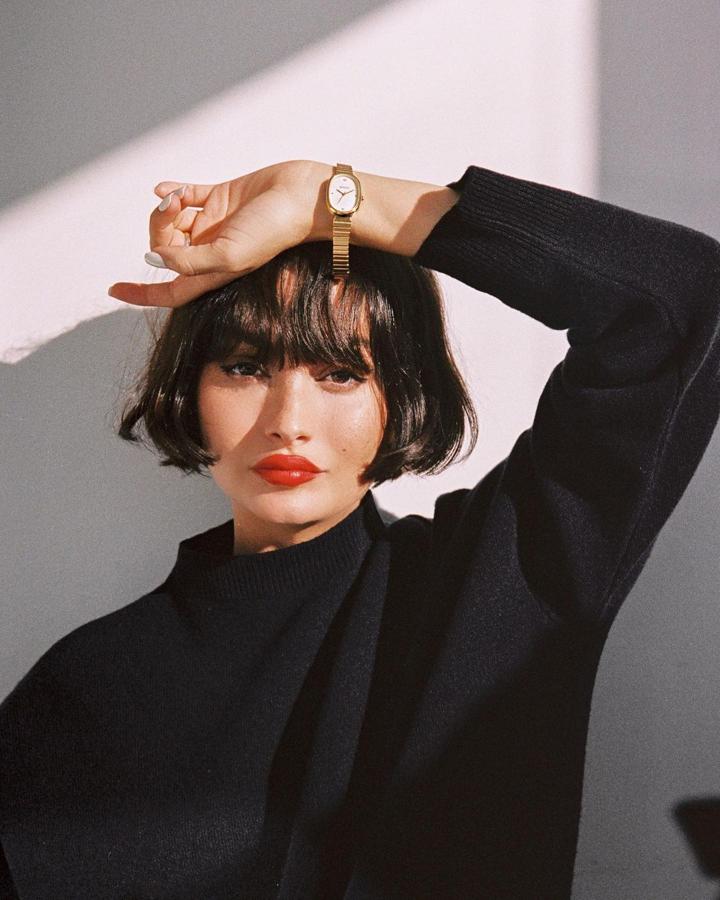 Por otro lado, si lo que buscas es un cambio más radical, sofisticado y que aporte un extra de tendencia a tu look, lo tuyo es el estilo francés. Está inspirado en el corte original que nació en Francia en los años 20 y se caracteriza por peinarse con las puntas ligeramente hacia adentro. "Esta versión del bob será la gran estrella del año que viene, sin duda. Le da un aire retro a la imagen al ser tan corto y redondear las puntas. Además, este aire vintage es muy favorecedor y, al quedarse a la altura de la mandíbula, hace resaltar los pómulos. Este bob francés se lleva con flequillo y es un look total que no necesita más, fresco, y, además, fácil de peinar. Un clásico tremendamente moderno", explica M.ª José Llata de Peluquería Llata Carrera.