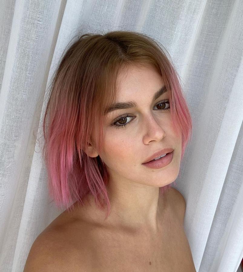 El bob también puede ser transgresor y lo hace mediante las texturas y los colores fantasía como este en tonos rosas al que se ha atrevido la modelo Kaia Gerber. "Los tonos fantasía van a tomar un nuevo impulso el año que viene, sobre todo, el azul. En los bobs el efecto de estos tonos es aún mayor, ya que, al ser un corte clásico, el color tiene más capacidad de transformación. No tienes porqué teñir toda la melena, puedes hacerlo solo en las puntas para probar, aunque si lo haces, no querrás cambiarlo. Los colores fantasía nos aportan rebeldía, frescura, por eso estamos seguros de que el año que viene van a arrasar", confiesa Manuel Mon de Manuel Mon Estilistas.