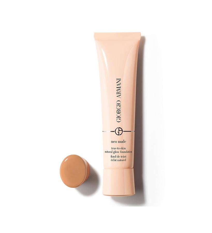 Neo Nude de Giorgio Armani es una base de maquillaje muy ligera a base de agua, que combina una cobertura modulable con una fórmula que hidrata la piel durante todo el día, con ayuda del ácido hialurónico y la glicerina. El resultado muestra un aspecto natural, luminoso y uniforme que permanece impecable durante todo el día.