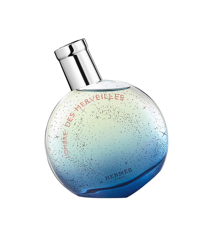 L’Ombre des Merveilles de Hermès propone un contraste en claroscuros: una espiral de incienso, de una ligereza sorprendente, acentúa las hespérides del Eau des Merveilles, el haba tonka color noche la exhala y una pizca de té negro se cierne sobre las maderas y desvela otras luces.