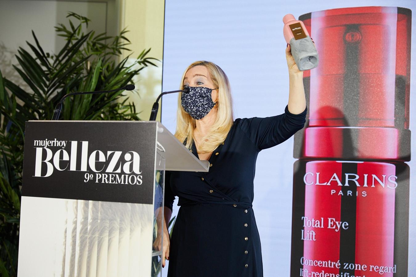 Total Eye Lift de Clarins se ha llevado el trofeo en esta categoría. Isabelle Picou, directora de comunicación y relaciones públicas de Clarins se ha mostrado entusiasmada con el galardón que le ha gustado especialmente, no solo por lo que significa para la marca, también por su diseño, obra de Gervasio Pérez, el director de Moda y Belleza de Mujerhoy.