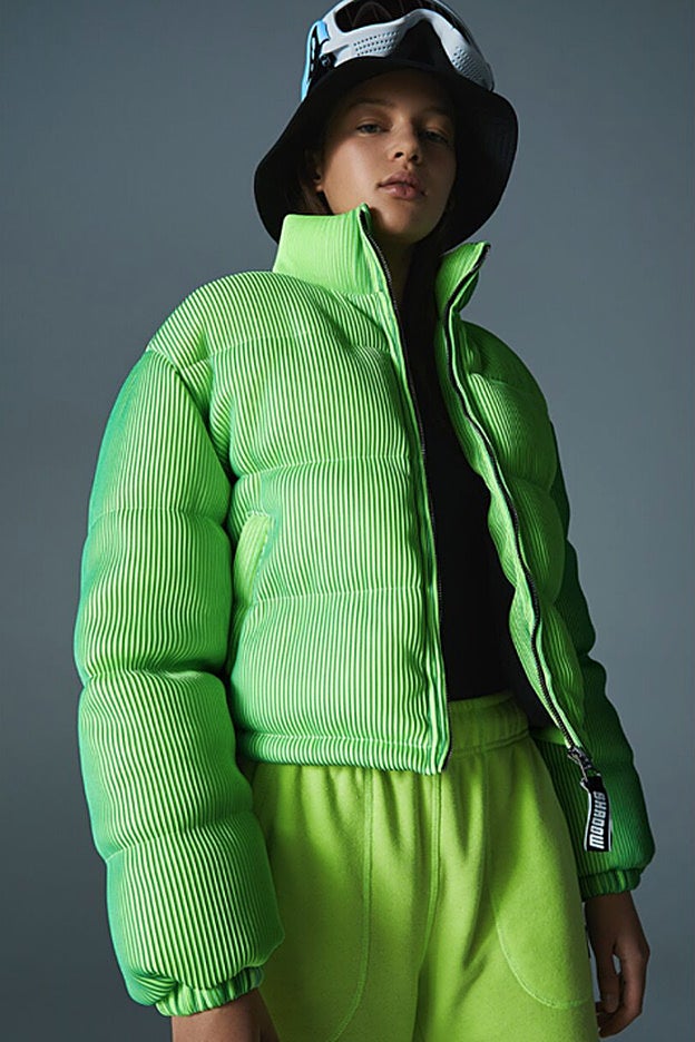 Total look flúor para un impacto brutal: el plumas tiene un efecto rayado genial.