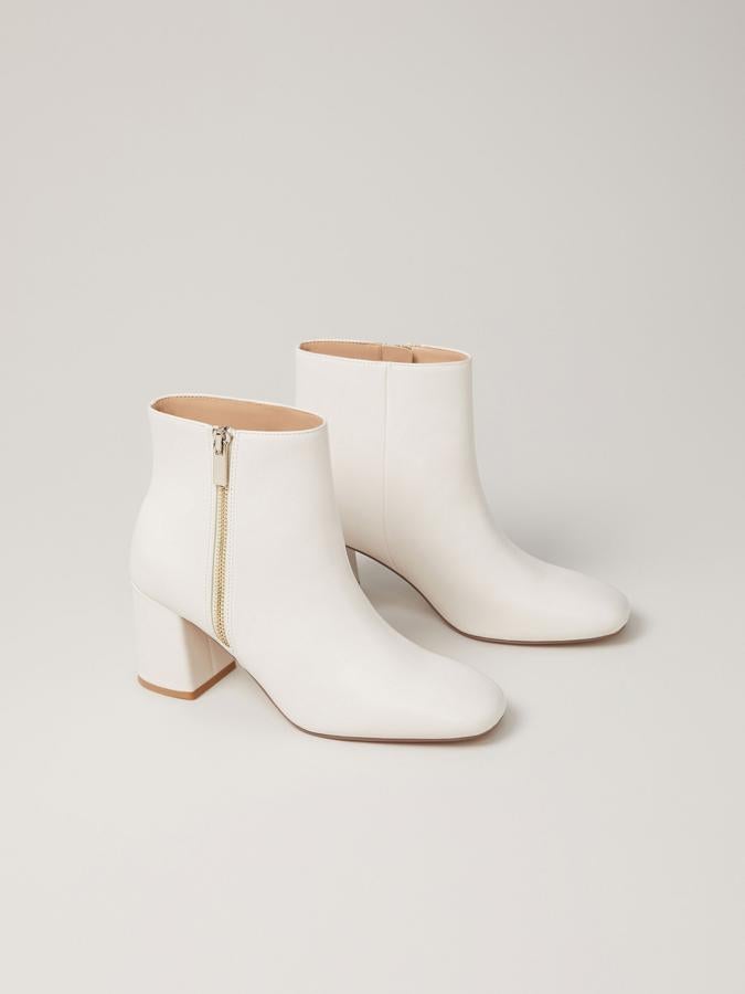 Con cierre de cremallera lateral en dorado y acabado en punta redonda, estos botines de tacón a tono son de Lefties y están rebajados. De 22,99 euros han pasado a costar 16,09 euros y podemos encontrarlos entre los números 36 y 41.