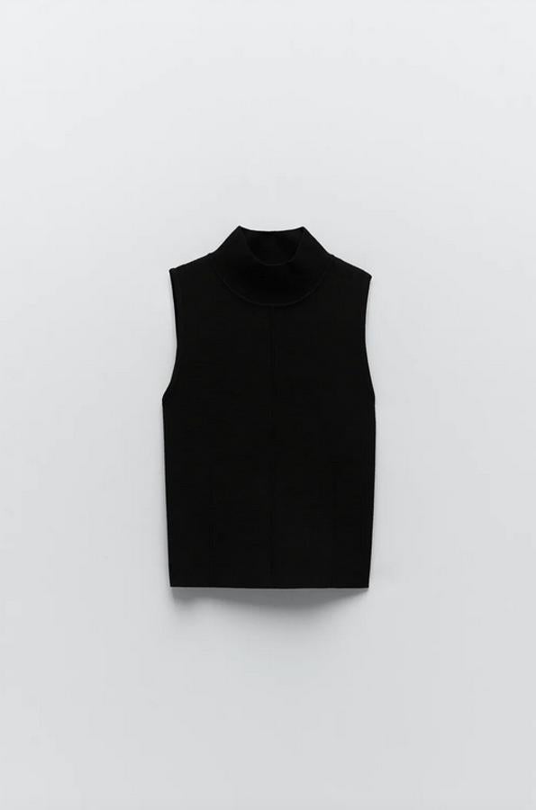 De cuello subido y manga sisa, este top de punto de Zara viene con detalles frontales de costuras marcadas y tiene un precio de 19,95 euros. Está disponible entre las tallas S y XL.